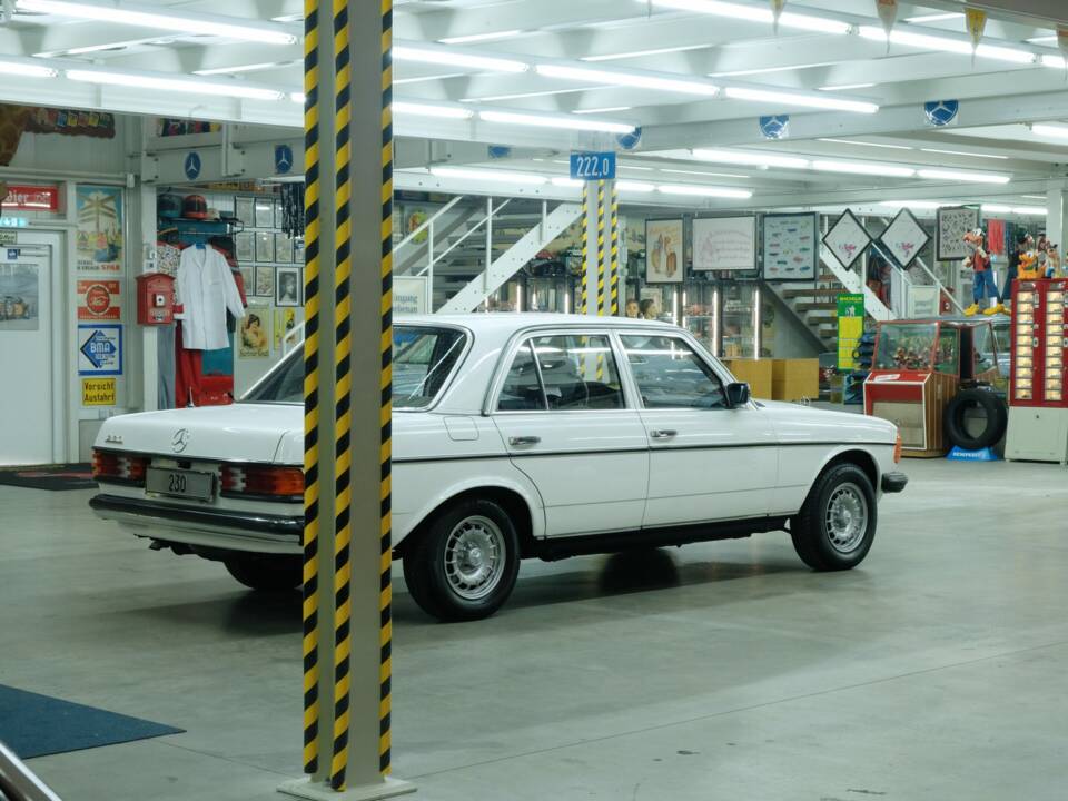 Bild 11/50 von Mercedes-Benz 230 (1977)