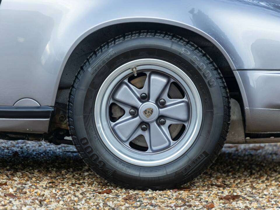 Immagine 17/50 di Porsche 911 Carrera 3.2 "25 years 911" (1988)