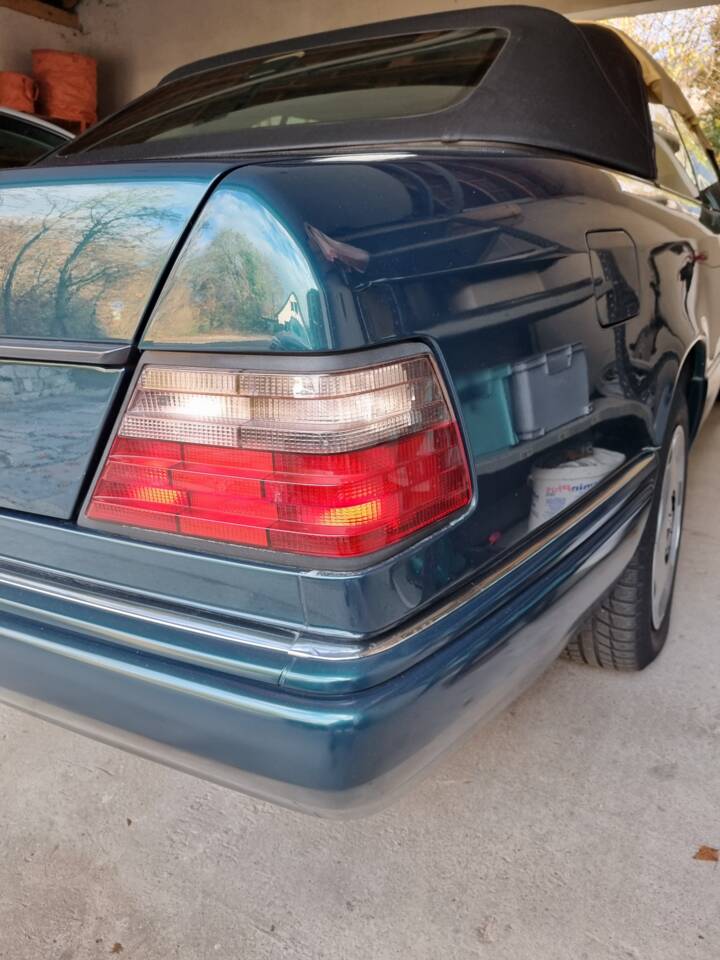 Image 21/29 of Mercedes-Benz E 200 (1995)