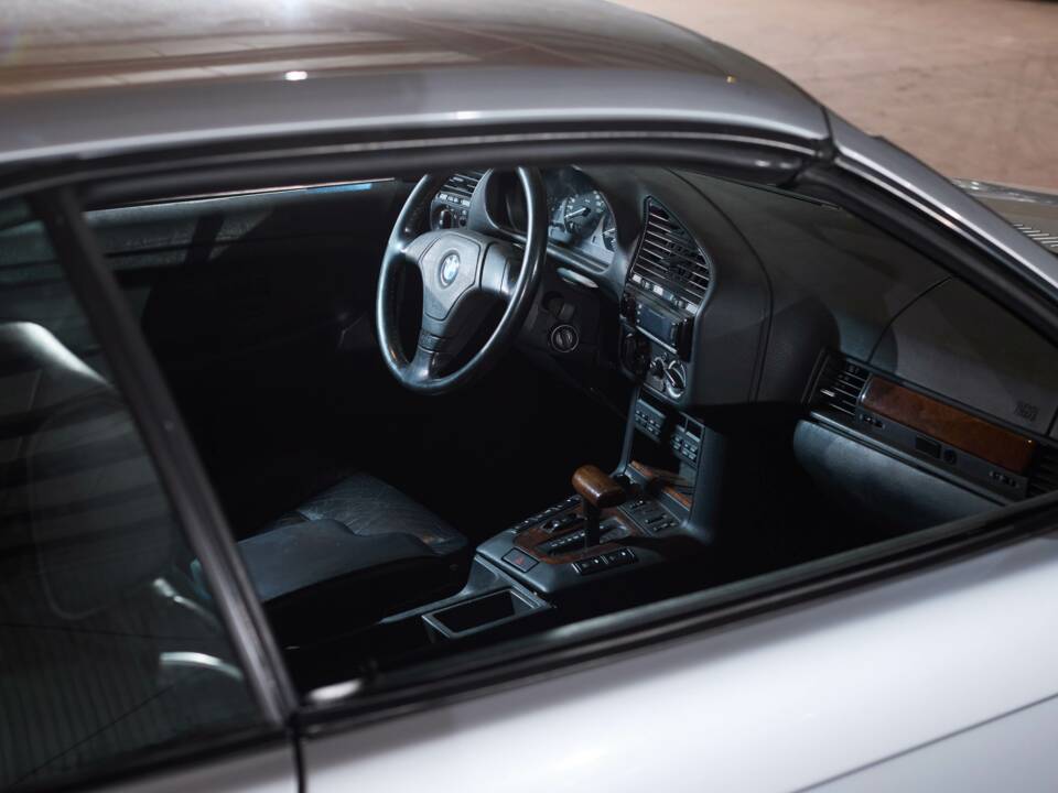Immagine 25/27 di BMW 328i (1995)