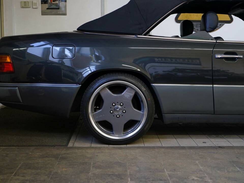 Immagine 27/30 di Mercedes-Benz 320 CE (1993)