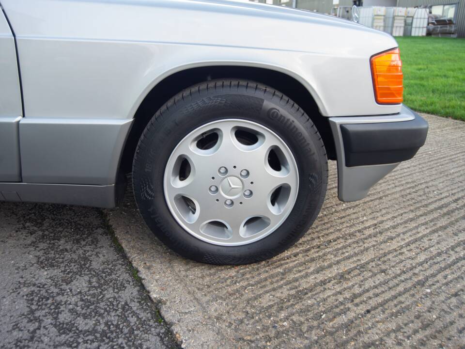 Bild 24/29 von Mercedes-Benz 190 E 2.0 (1992)