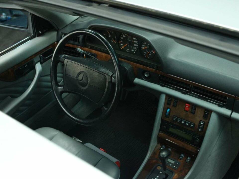 Afbeelding 28/50 van Mercedes-Benz 560 SEC (1991)