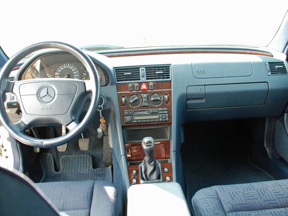 Bild 3/40 von Mercedes-Benz C 200 Kompressor (1997)