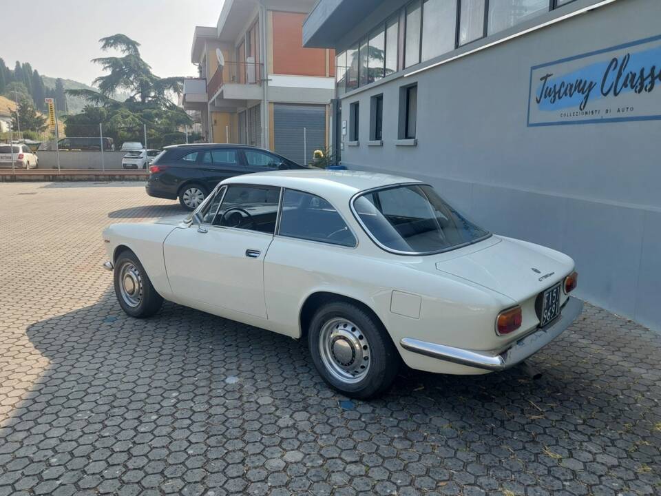Image 3/21 of Alfa Romeo Giulia GT 1300 Junior (1970)