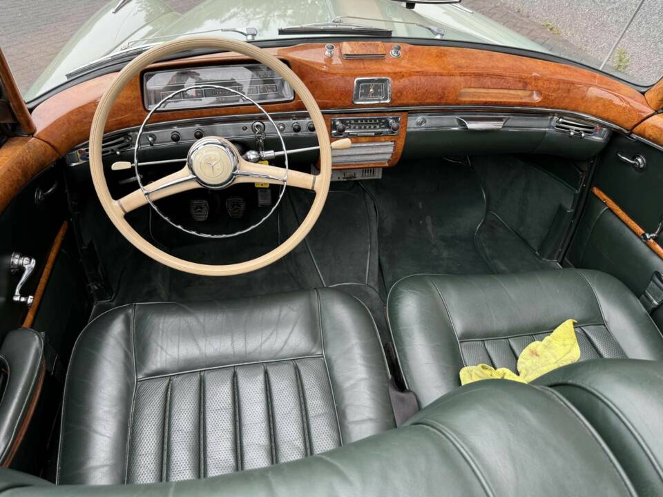 Image 31/50 of Mercedes-Benz 220 S Cabriolet (1958)