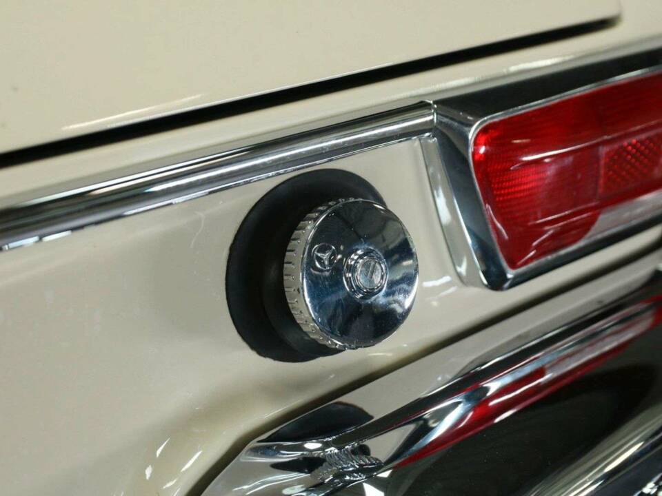 Image 44/50 of Mercedes-Benz 230 SL (1967)