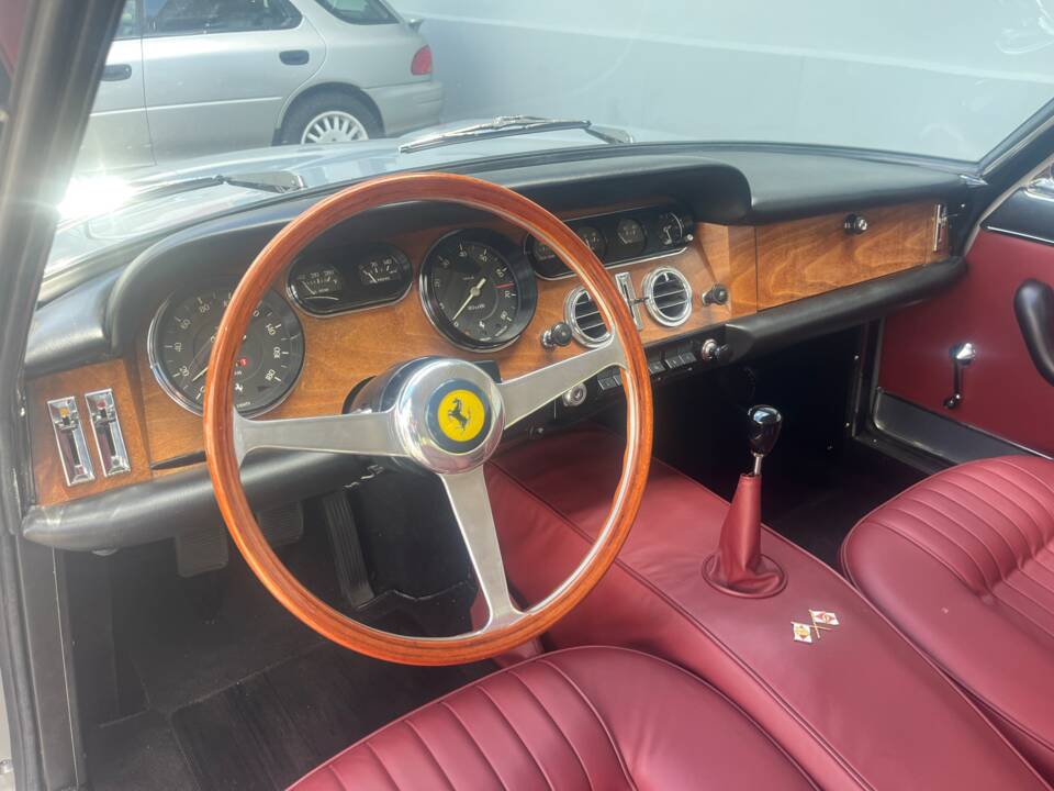 Afbeelding 13/30 van Ferrari 330 GT 2+2 (1965)
