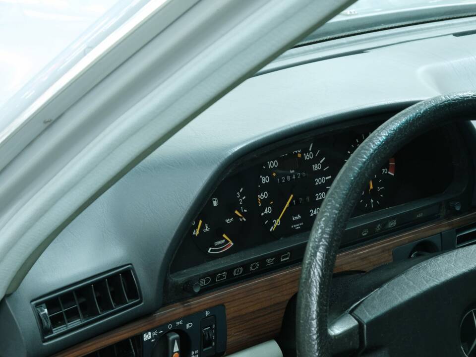 Bild 42/50 von Mercedes-Benz 300 SEL (1986)