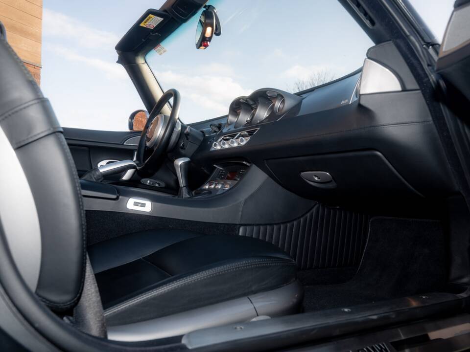 Image 60/84 of BMW Z8 (2001)