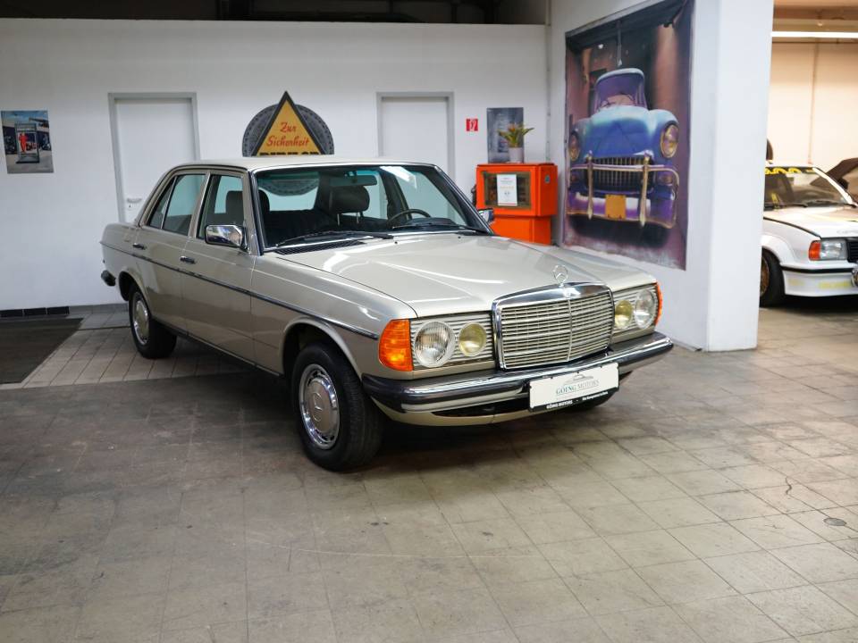 Image 2/40 of Mercedes-Benz 300 D (1982)