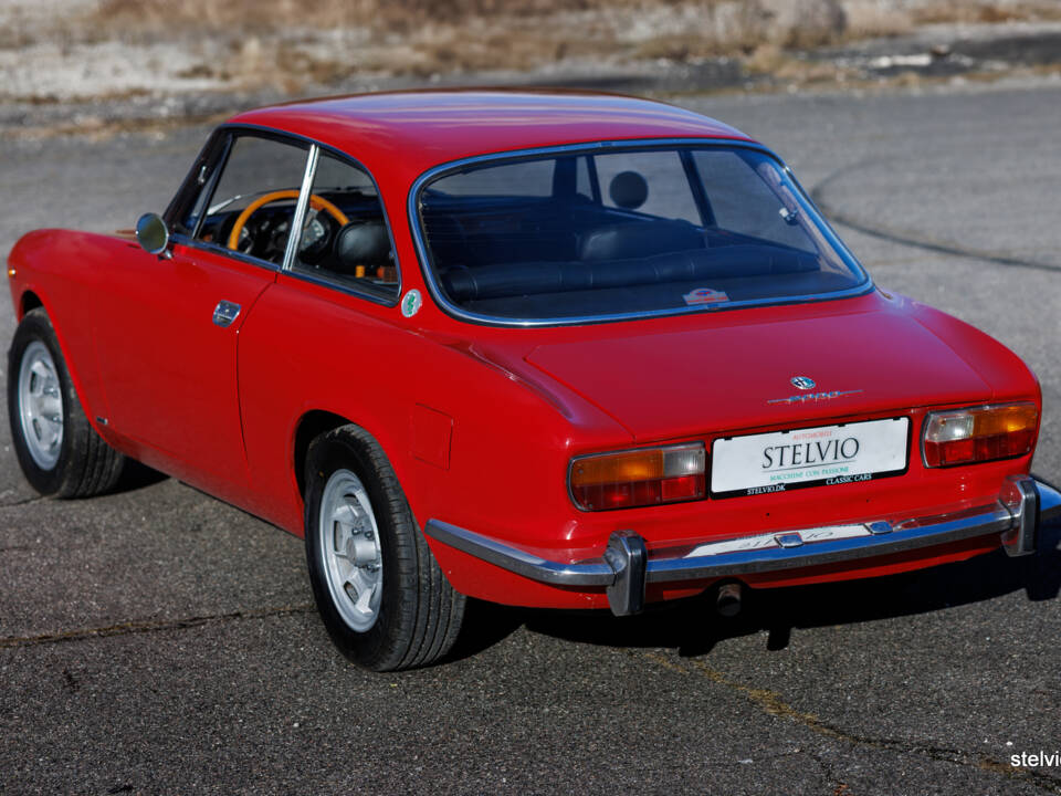 Image 12/43 of Alfa Romeo 2000 GT Veloce (1972)
