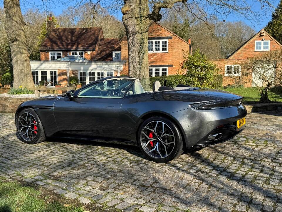 Image 8/40 de Aston Martin DB 11 Volante (2018)