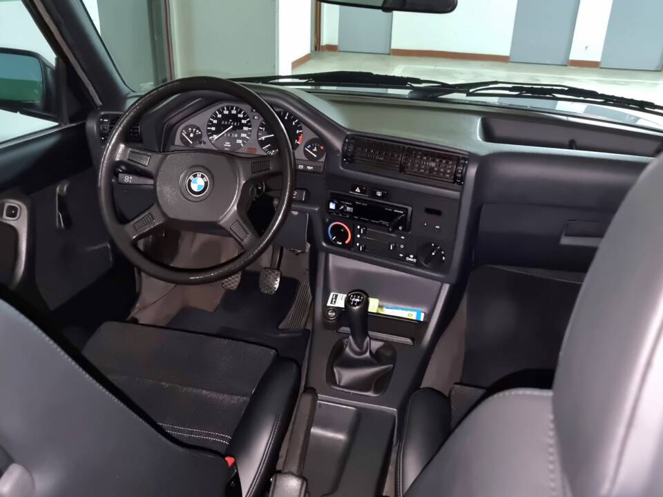 Image 33/100 of BMW 323i (1984)