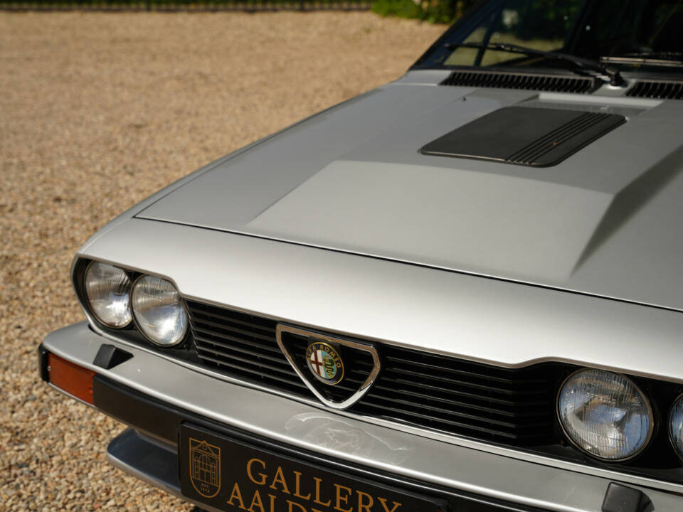Image 42/50 of Alfa Romeo GTV 6 2.5 (1983)
