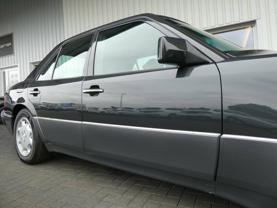 Image 19/21 of Mercedes-Benz 500 E (1992)
