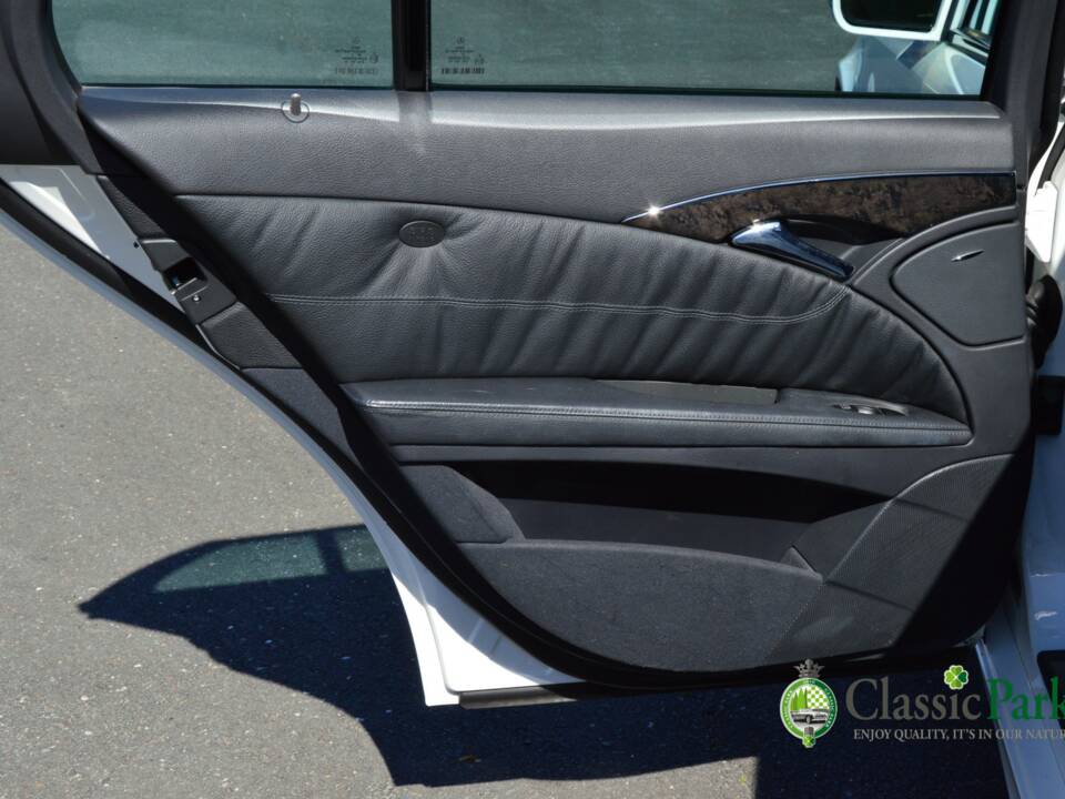 Image 19/50 of Mercedes-Benz E 500 T (2004)