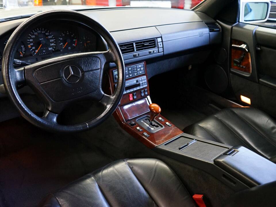Image 30/42 of Mercedes-Benz 500 SL (1992)