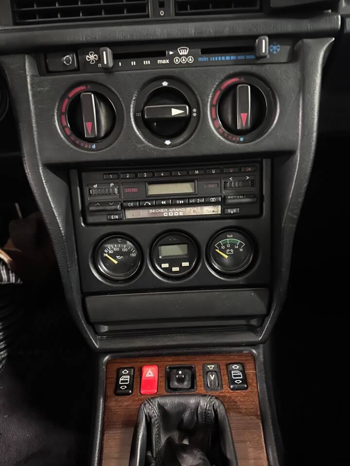 Image 6/9 de Mercedes-Benz 190 E 2.5-16 (1990)