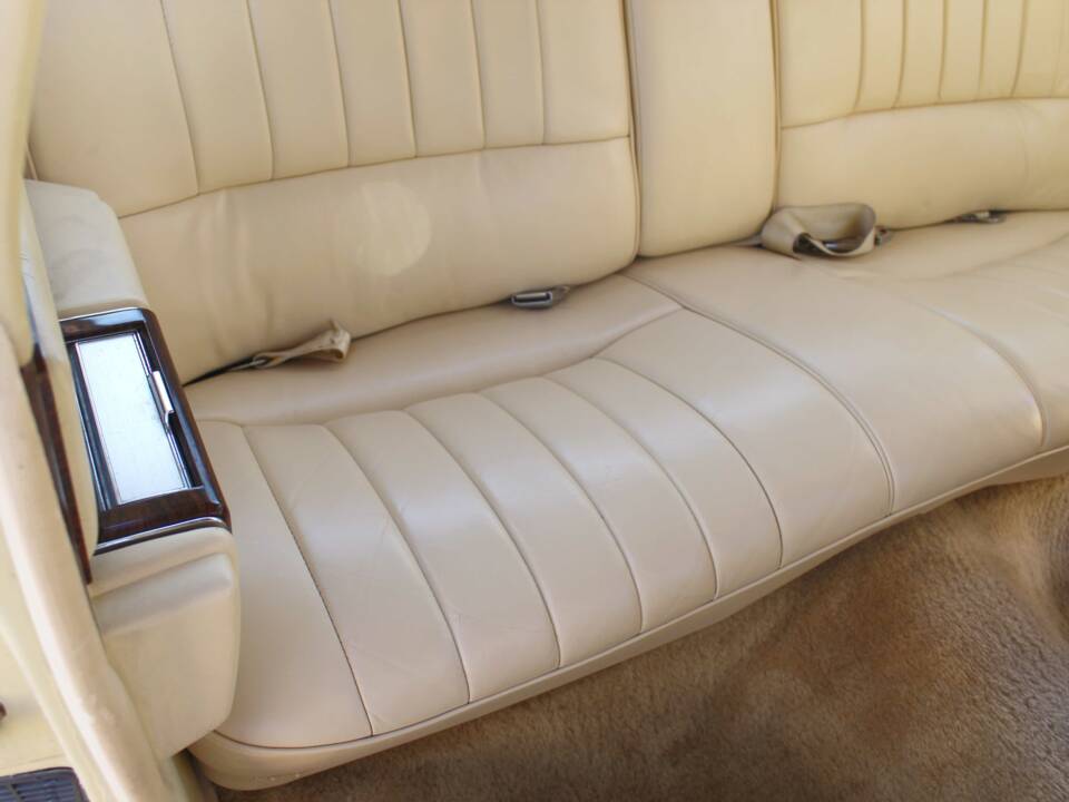 Image 43/56 of Cadillac Coupe DeVille (1977)