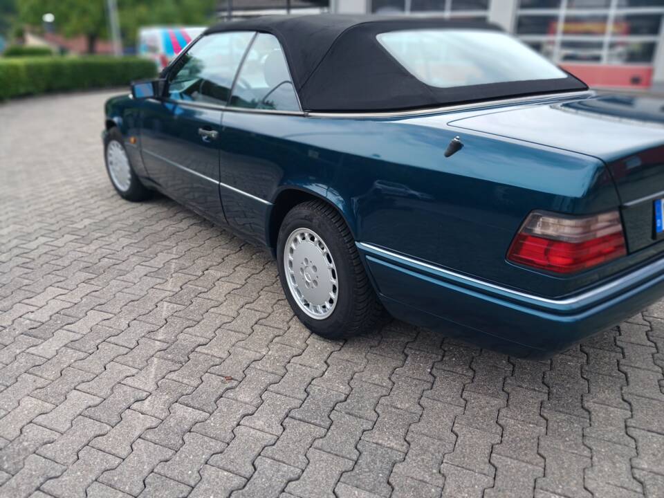 Image 8/29 of Mercedes-Benz E 200 (1995)