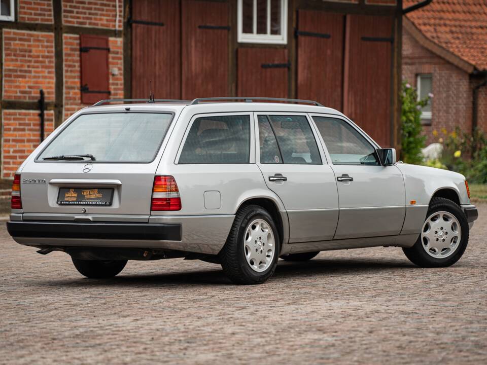 Imagen 12/72 de Mercedes-Benz 250 TD (1991)
