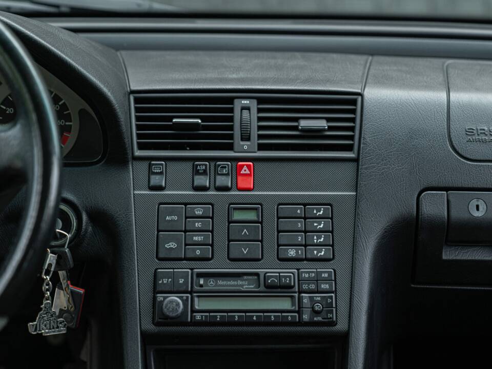 Image 38/50 of Mercedes-Benz C 36 AMG (1995)
