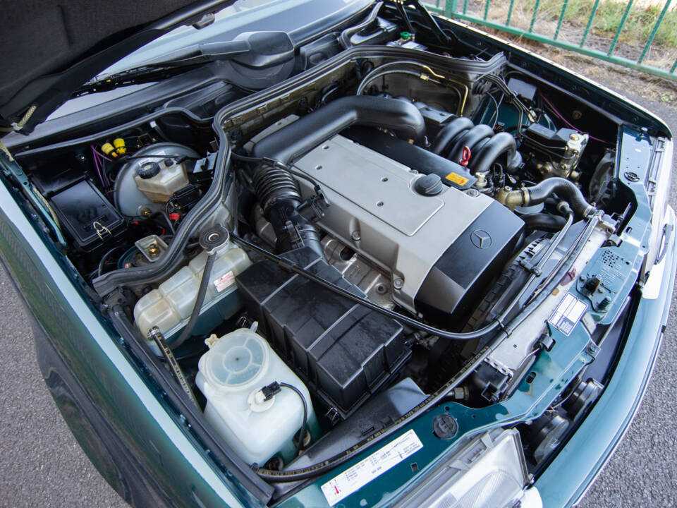 Image 24/26 of Mercedes-Benz E 320 (1996)