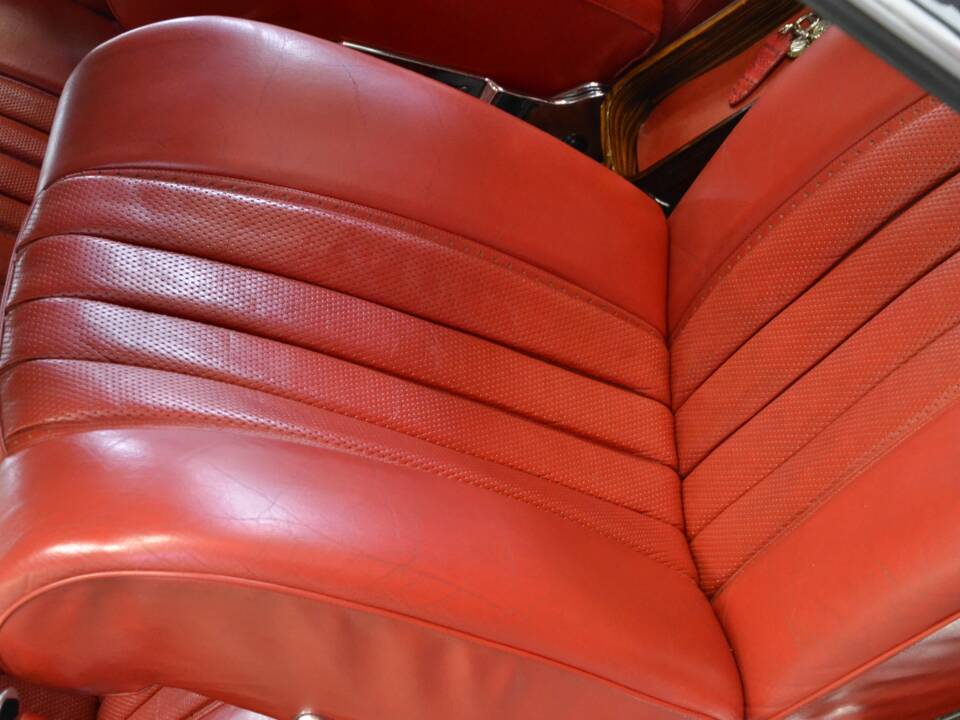 Image 33/61 de Mercedes-Benz 250 SE (1966)
