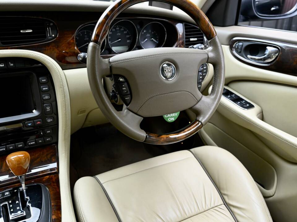 Image 44/50 of Jaguar XJ 8 4.2 (2006)