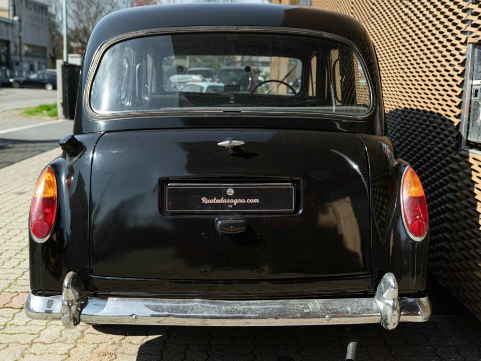 Image 7/36 of Austin FX 4 D London Taxi (1961)