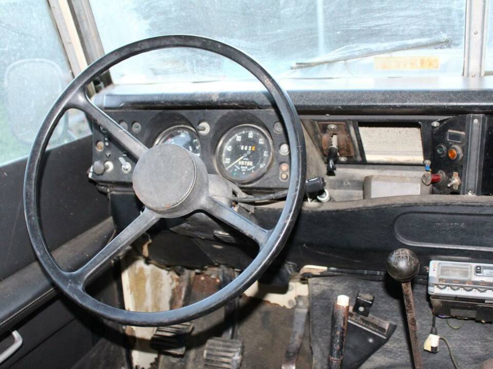 Image 22/33 of Land Rover 88 (1984)