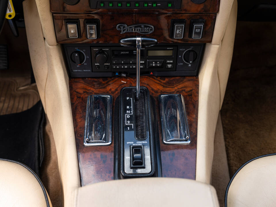 Image 19/23 of Daimler Double Six (1992)