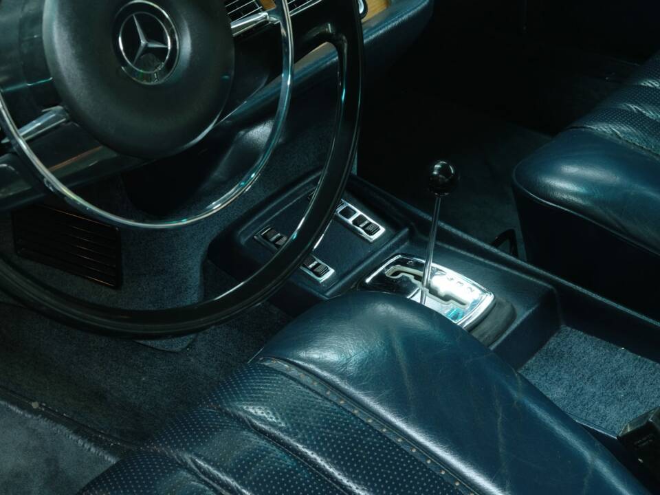 Image 25/50 of Mercedes-Benz 280 SE 3,5 (1970)