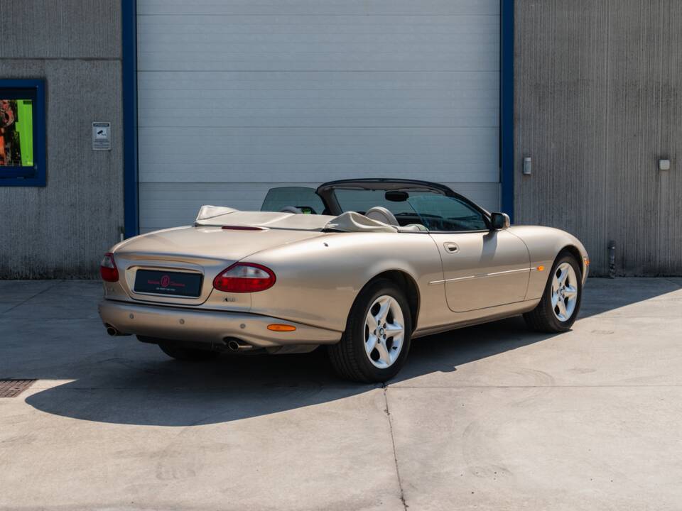 Image 18/91 de Jaguar XK8 4.0 (2000)