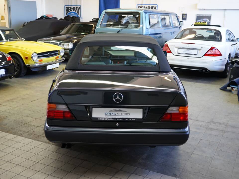 Image 15/42 de Mercedes-Benz 300 CE-24 (1993)