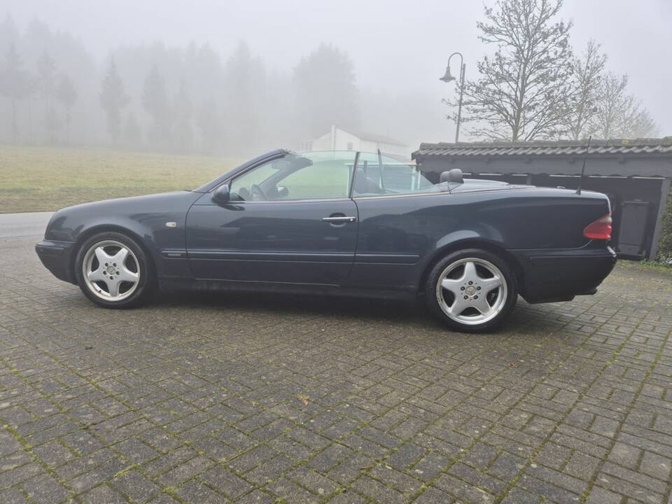 Image 6/8 of Mercedes-Benz CLK 320 (1999)