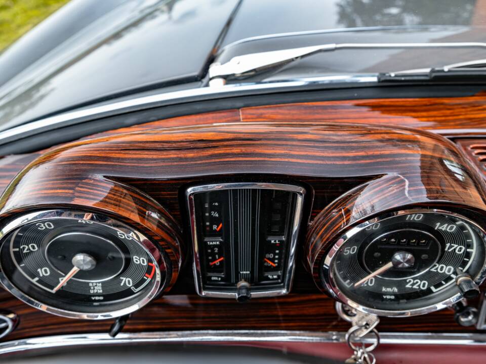 Image 42/86 of Mercedes-Benz 300 SE (1965)