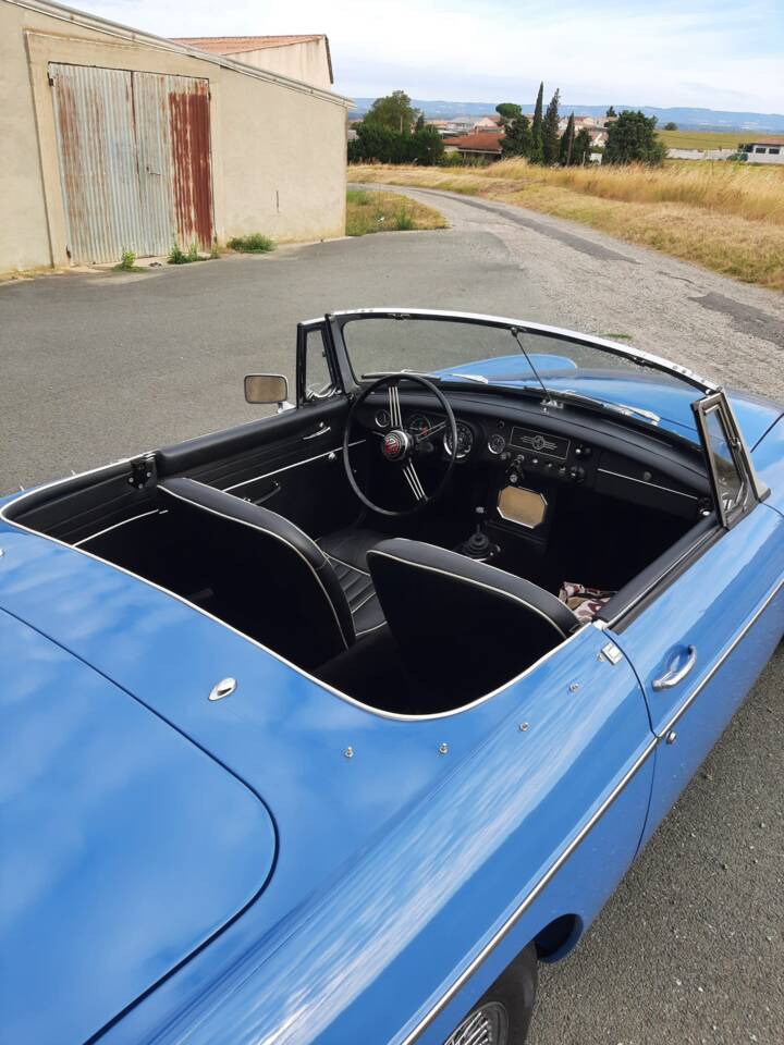 Image 13/13 of MG MGB (1965)