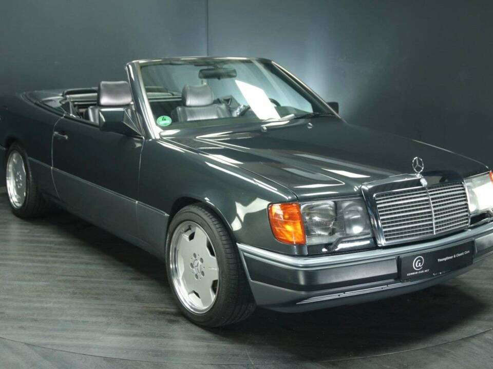 Image 8/30 de Mercedes-Benz 300 CE-24 (1993)