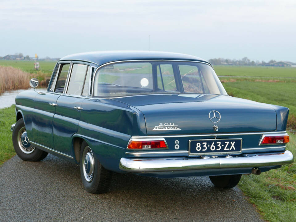 Image 24/39 of Mercedes-Benz 200 (1967)