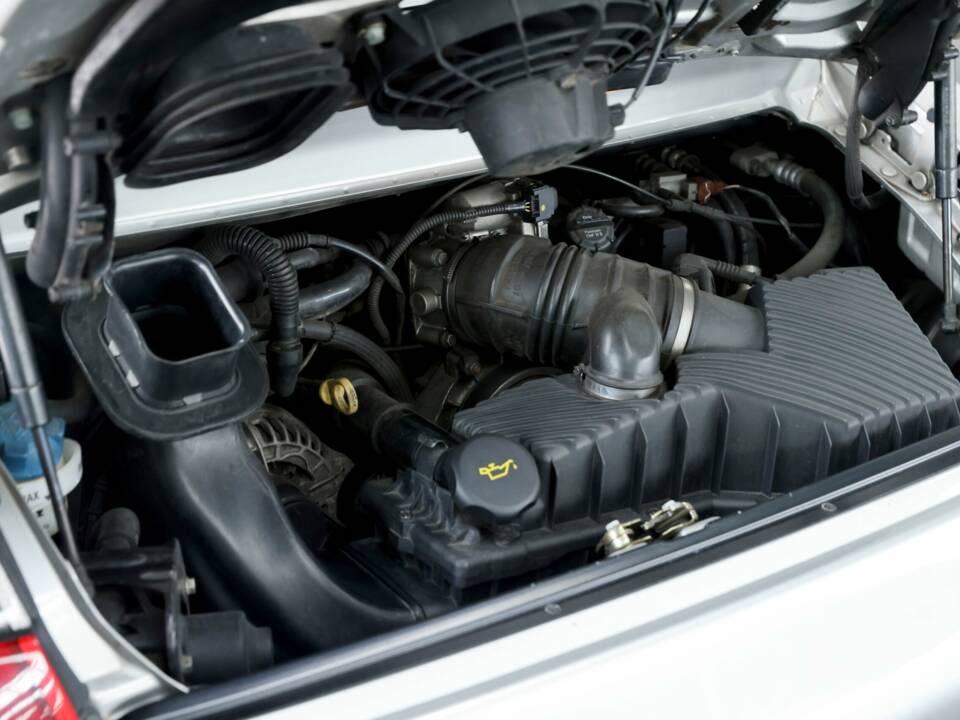 Image 32/50 of Porsche 911 Carrera 4S (2004)