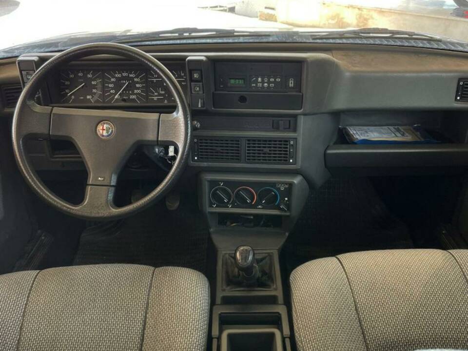 Bild 6/10 von Alfa Romeo 75 1.8 (1987)