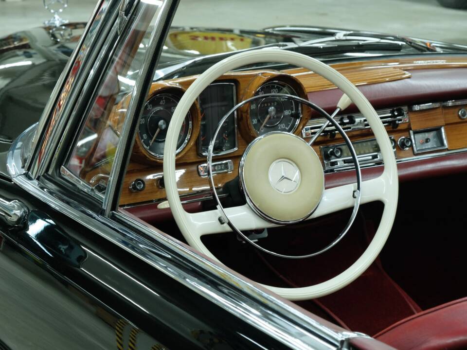 Image 24/50 of Mercedes-Benz 220 SE b (1963)