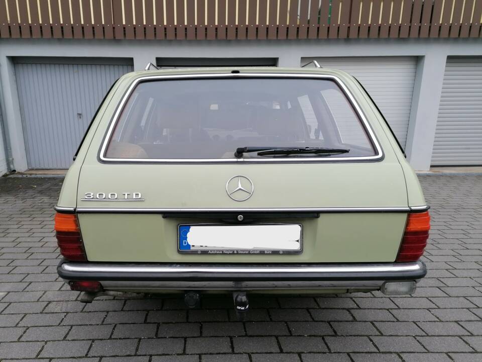 Image 3/22 de Mercedes-Benz 300 TD (1979)