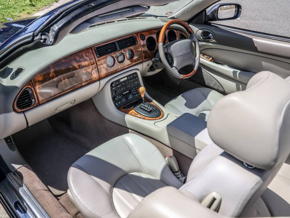 Image 33/36 of Jaguar XK8 4.0 (2001)