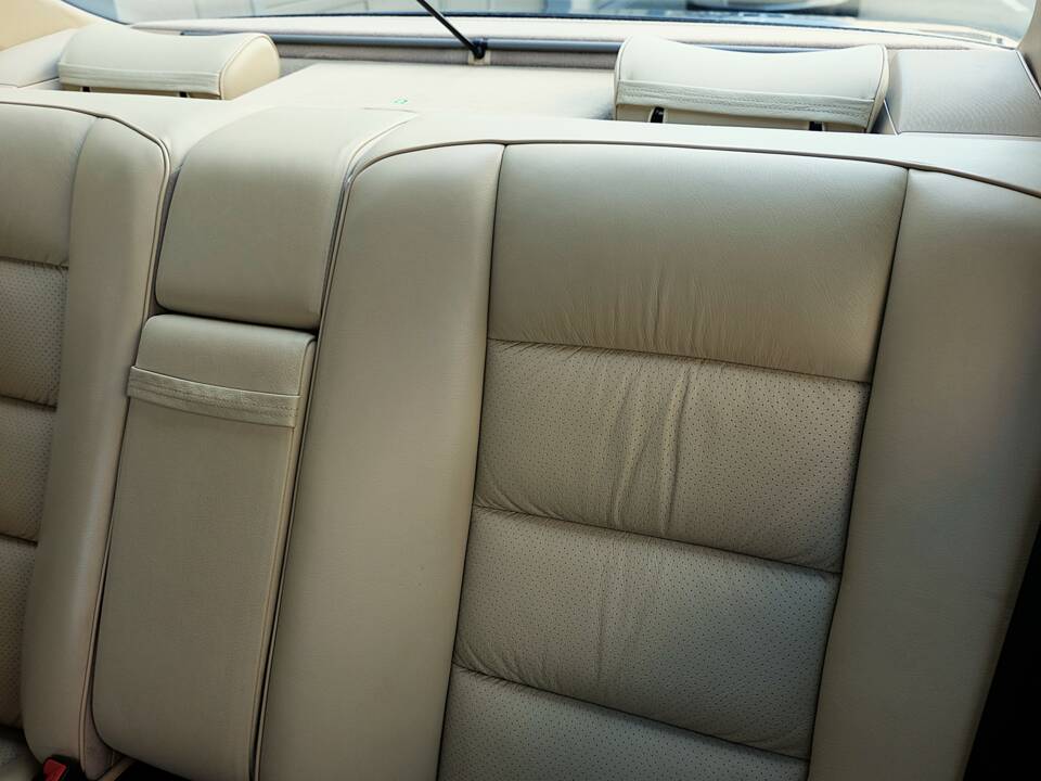 Image 17/63 of Mercedes-Benz 300 CE (1991)