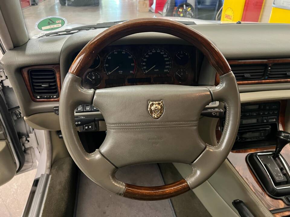 Image 8/15 of Jaguar XJ 6 4.0 Sovereign (1997)