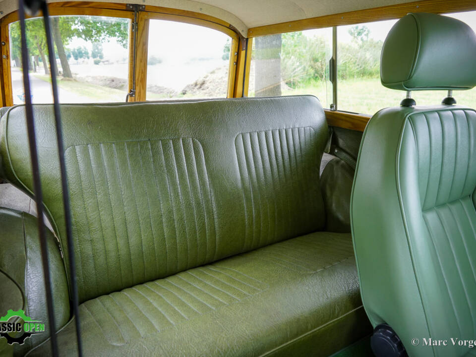 Image 16/43 of Morris Minor 1000 Traveller (1965)