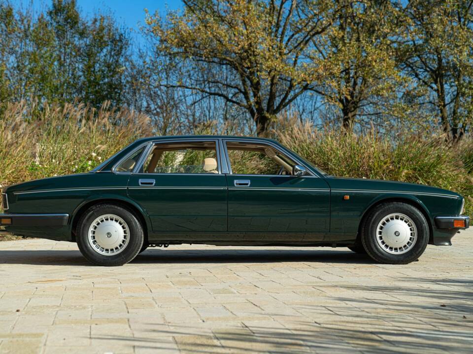 Image 5/50 de Daimler XJ 6 4.0 (1991)